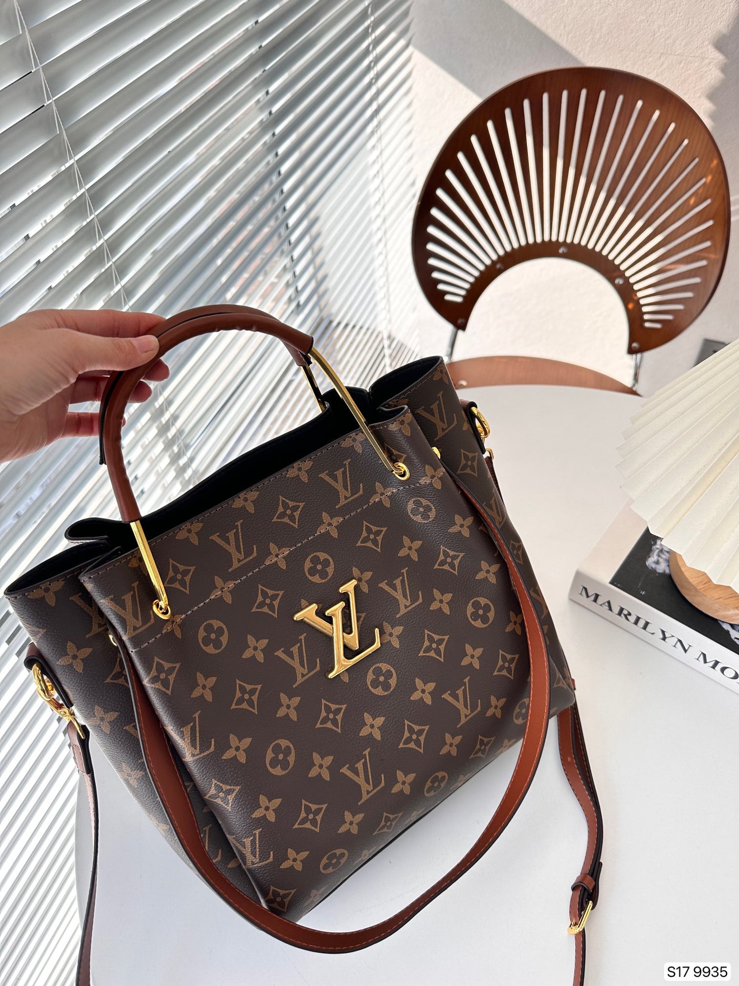 LV Folded Bag Style