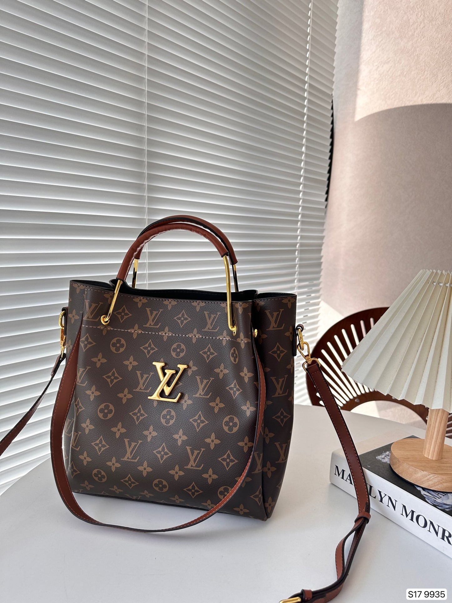 LV Folded Bag Style