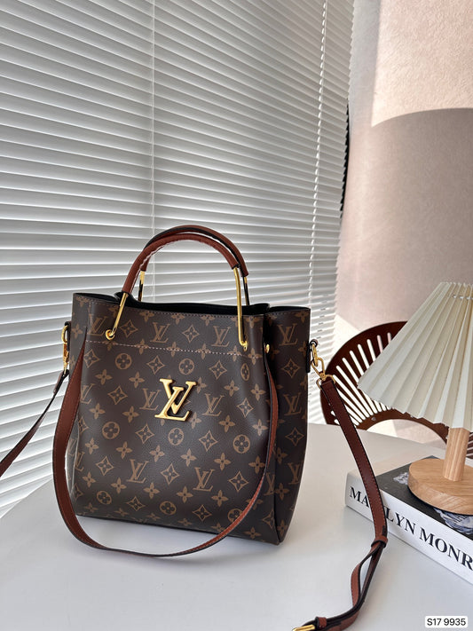 LV Folded Bag Style