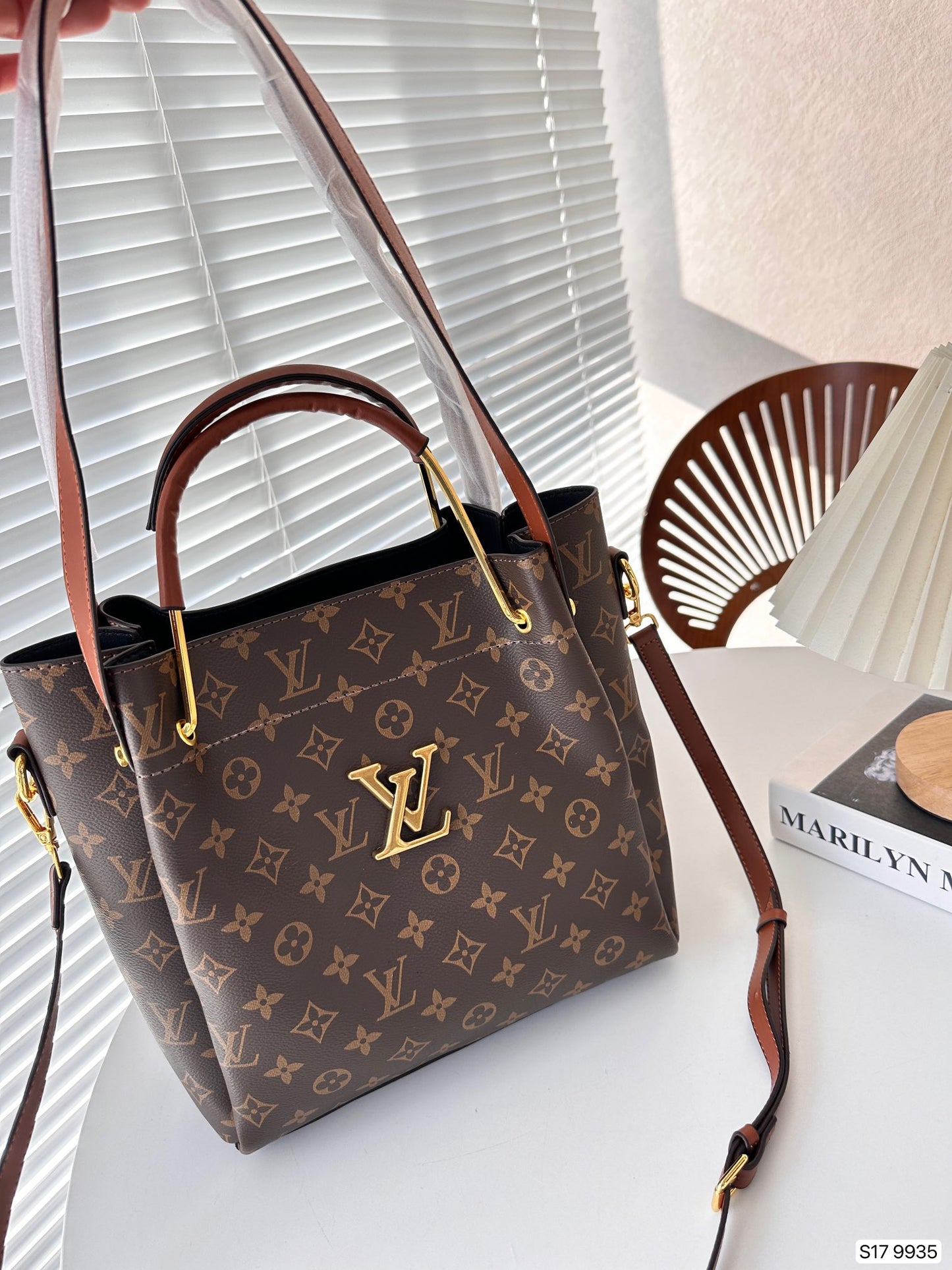 LV Folded Bag Style