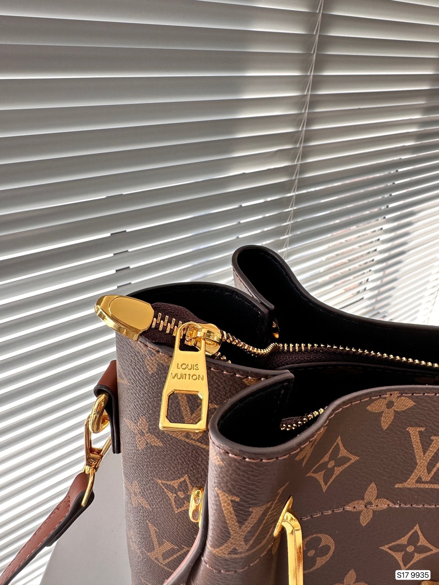 LV Folded Bag Style