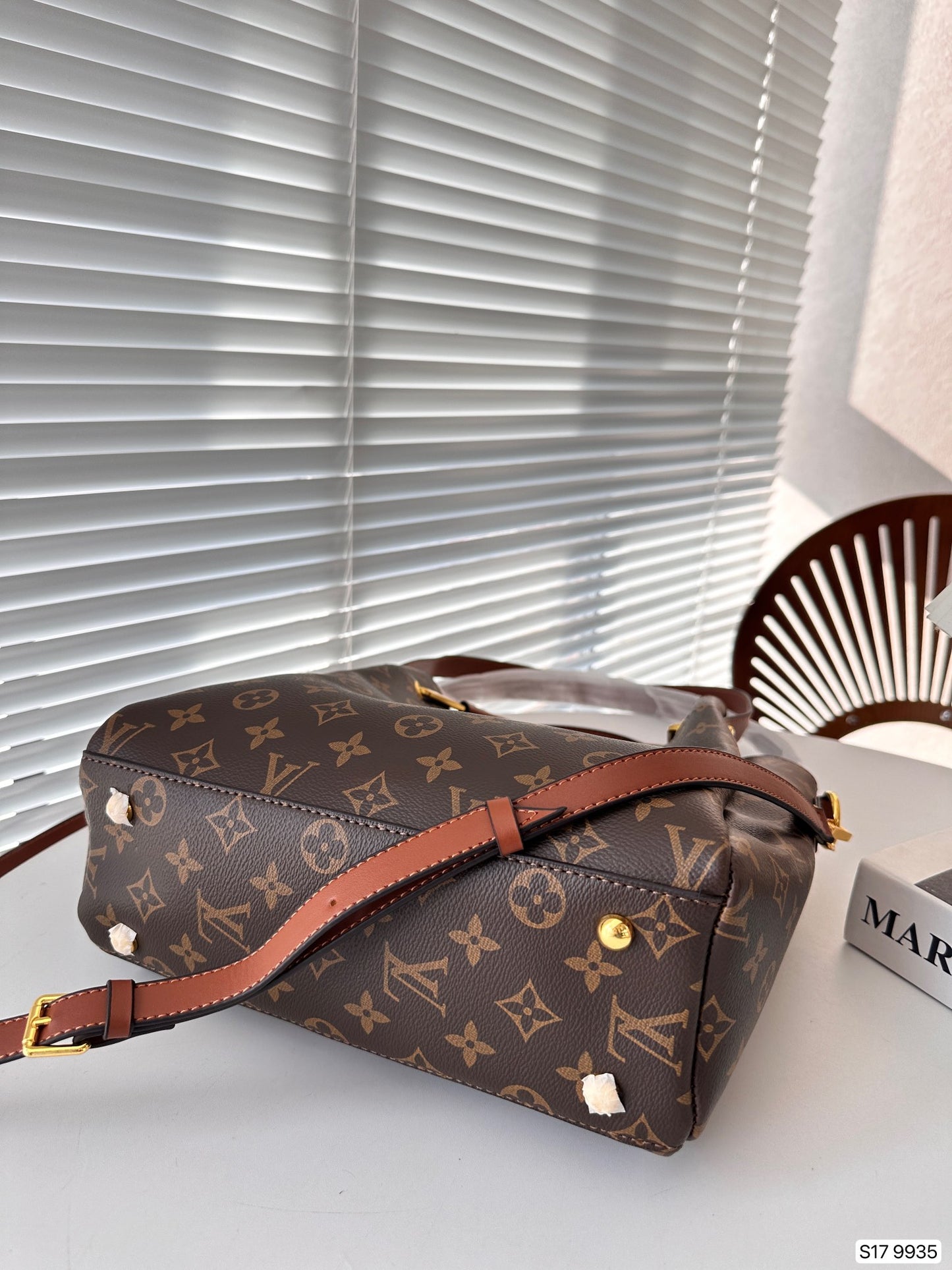 LV Folded Bag Style
