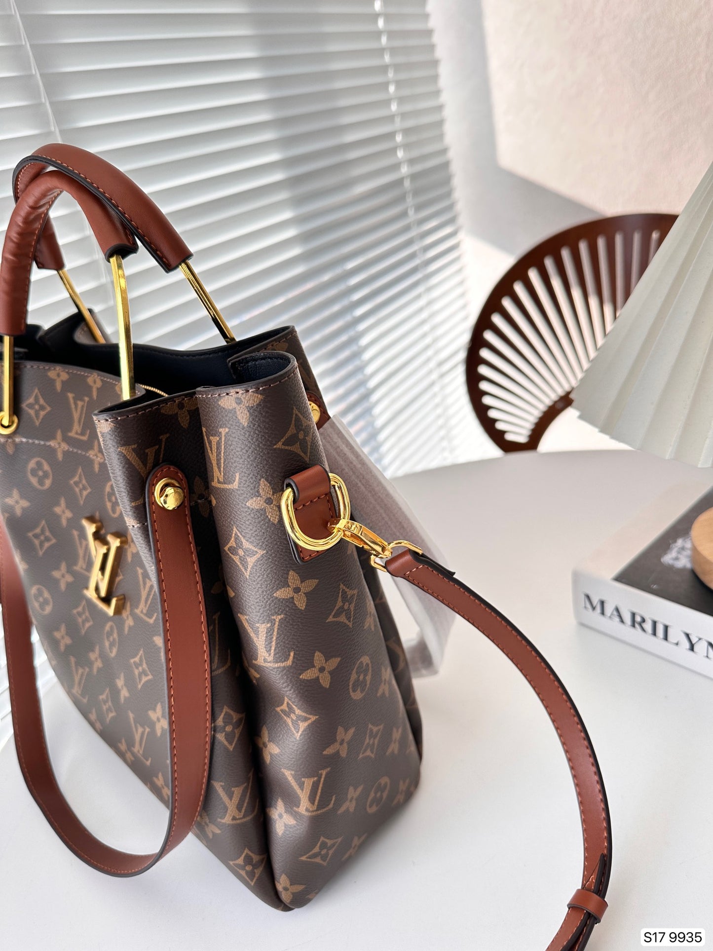 LV Folded Bag Style