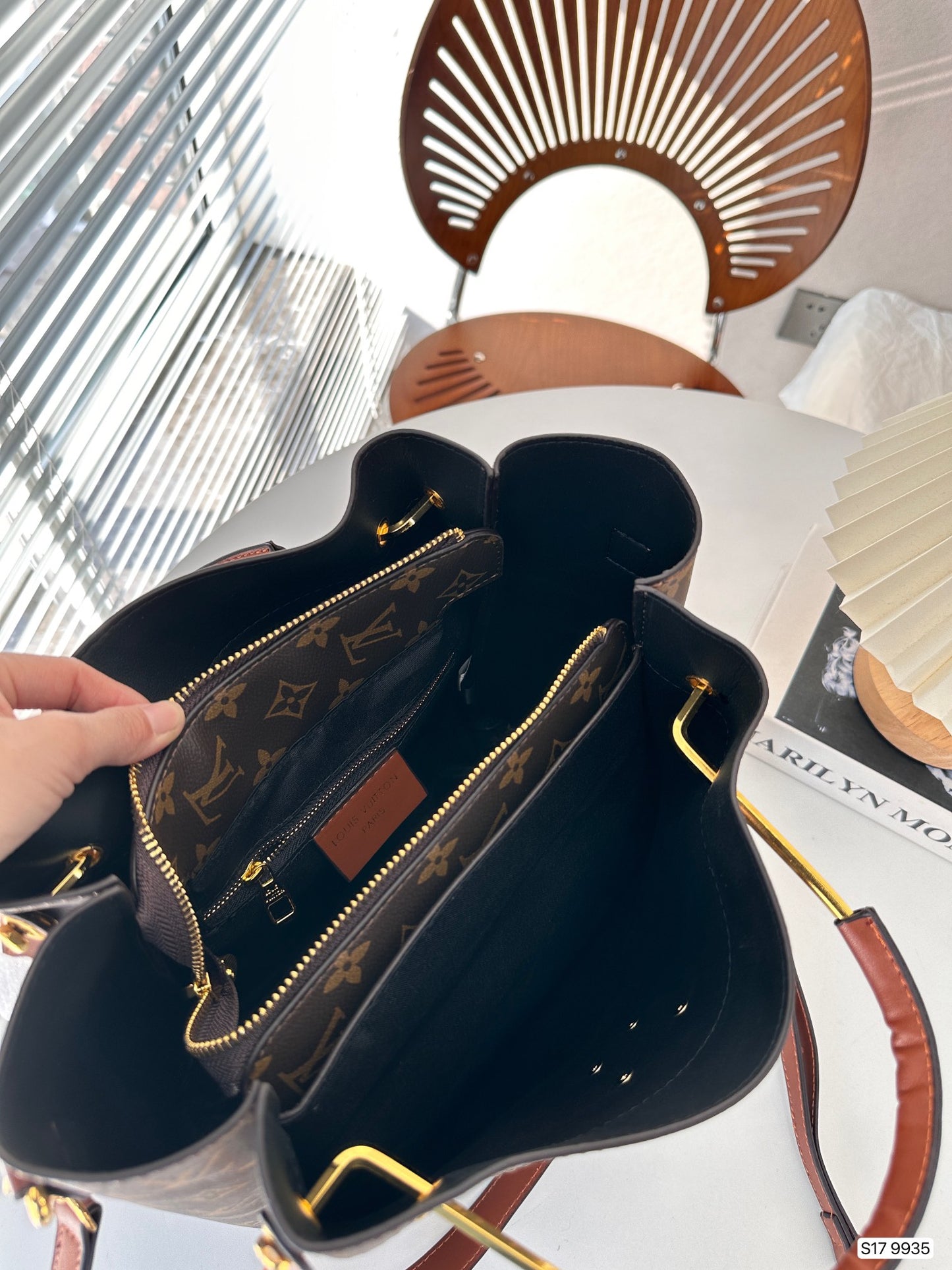 LV Folded Bag Style